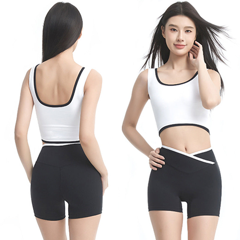 Dame sportssæt med elastisk crop-top og figursyet shorts Stilla
