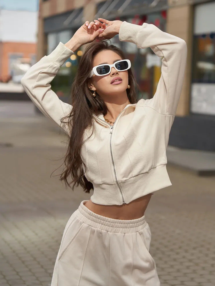 Kvindernes sporty fritidssæt med cropped sweatshirt og komfortable joggers Skovae