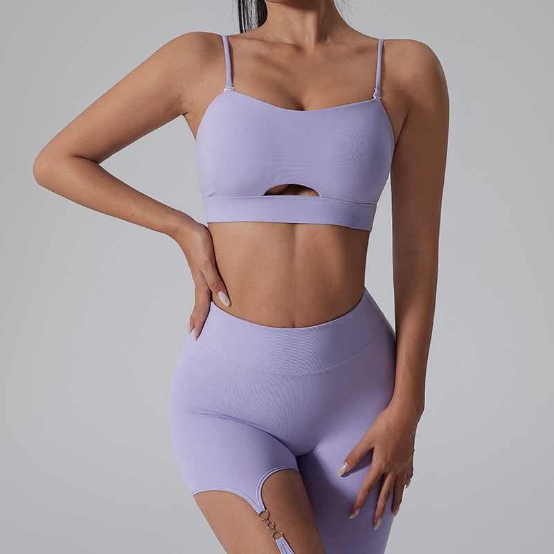 Dame sportensemble med trendy cut-out og høj talje Stilla