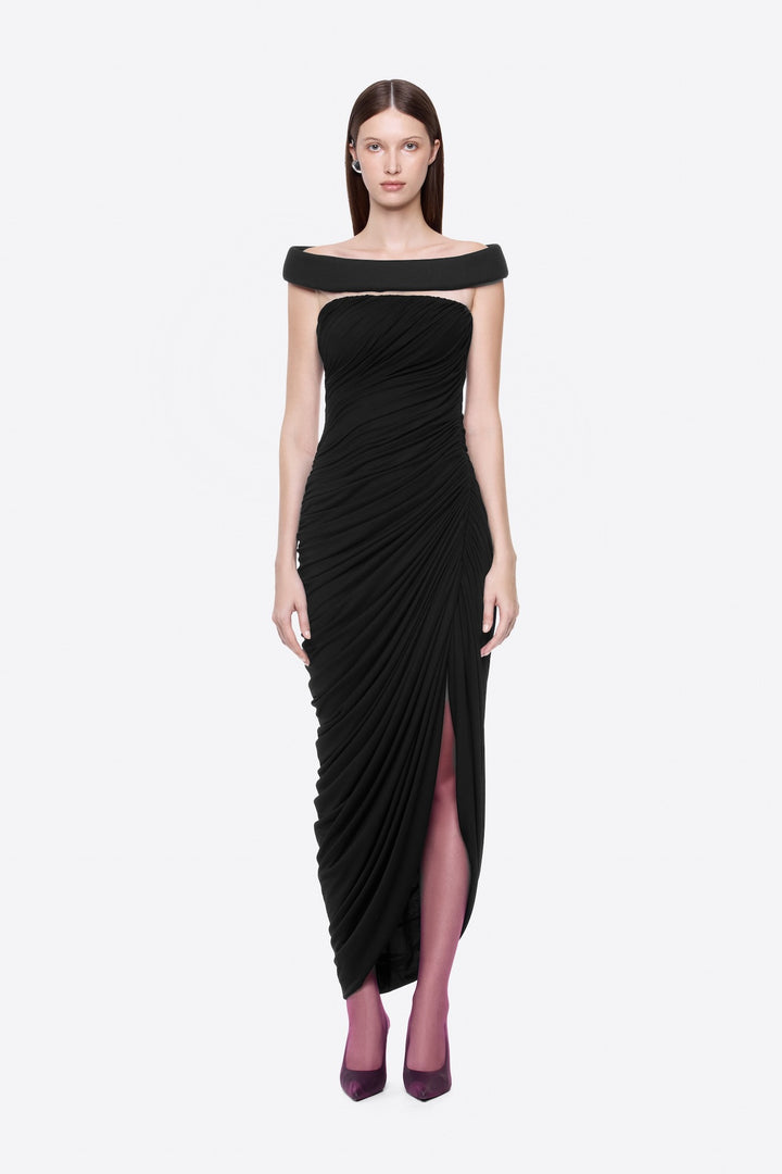 Dame Elegant aftenkjole med off-shoulder-design og raffineret drapering Skovae