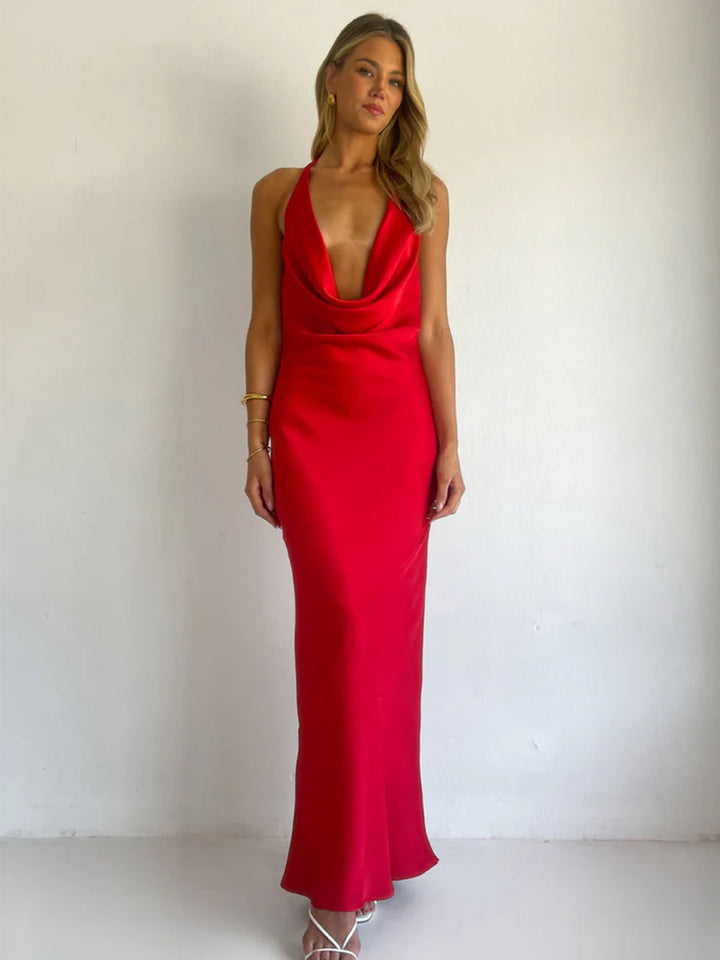 Kvinders maxikjole med off-the-shoulder design og elegant draperingsdesign Skovae