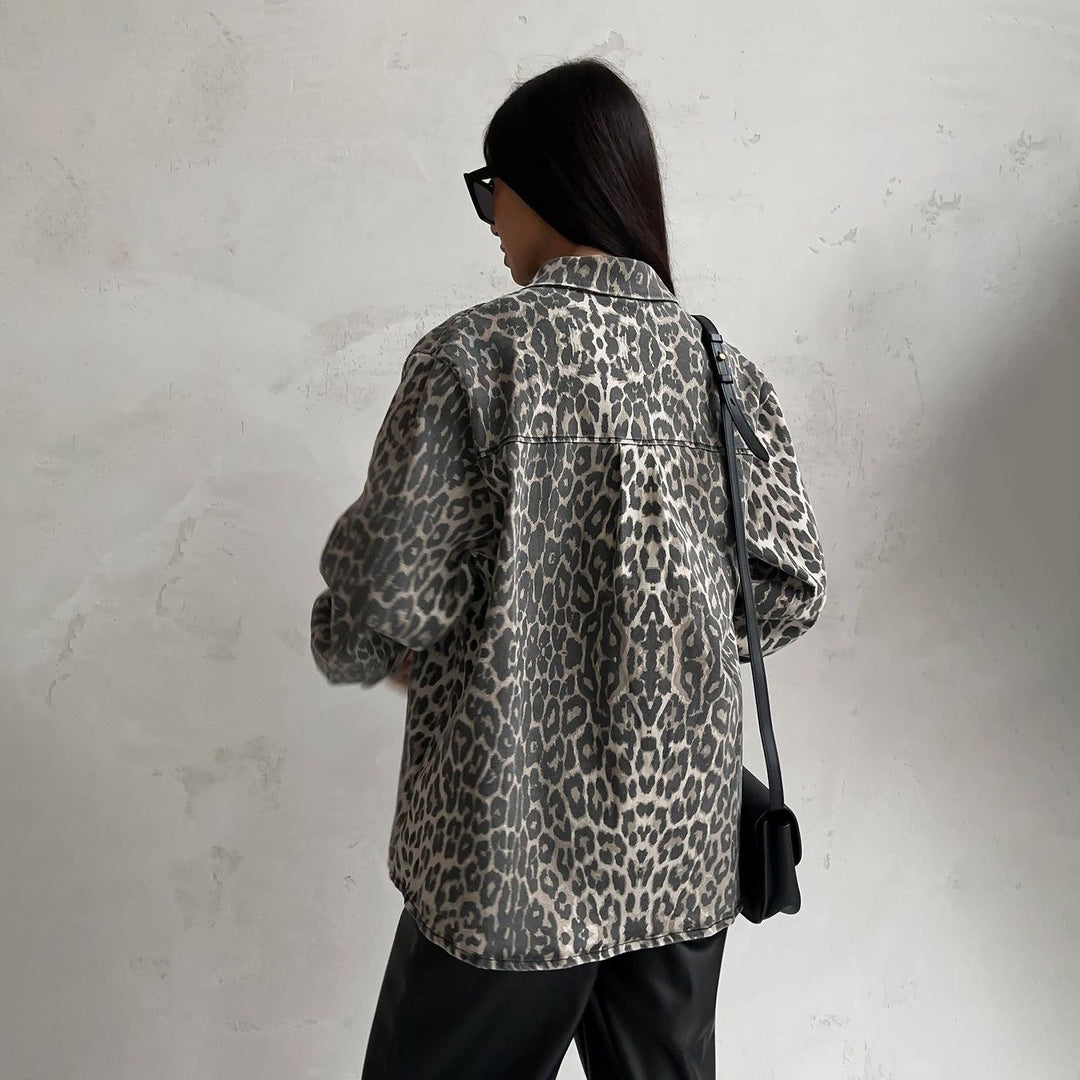 Kvindernes trendy oversized denimjakke med leopardprint Stilla
