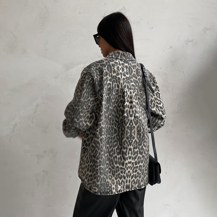Kvindernes trendy oversized denimjakke med leopardprint Stilla