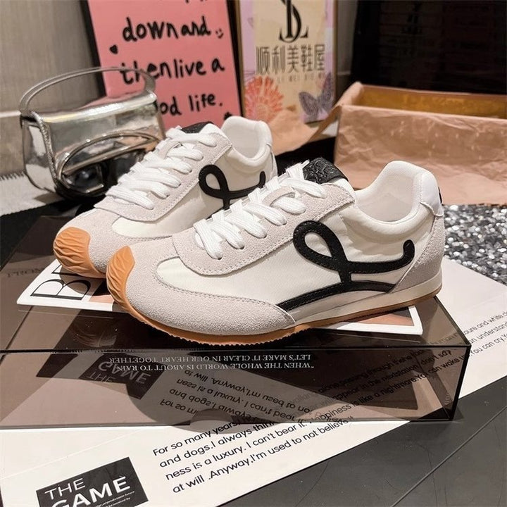 Dame sneakers med moderigtige accenter og stabil sål Stilla