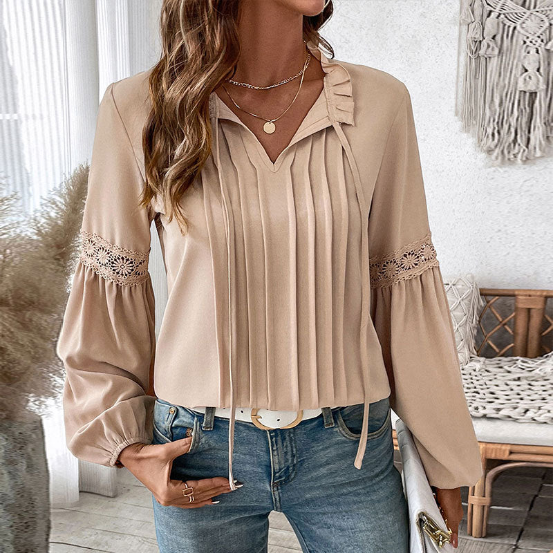 Damebluse med fine folder og spids Stilla