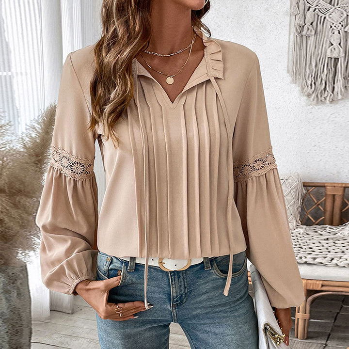 Damebluse med fine folder og spids Stilla