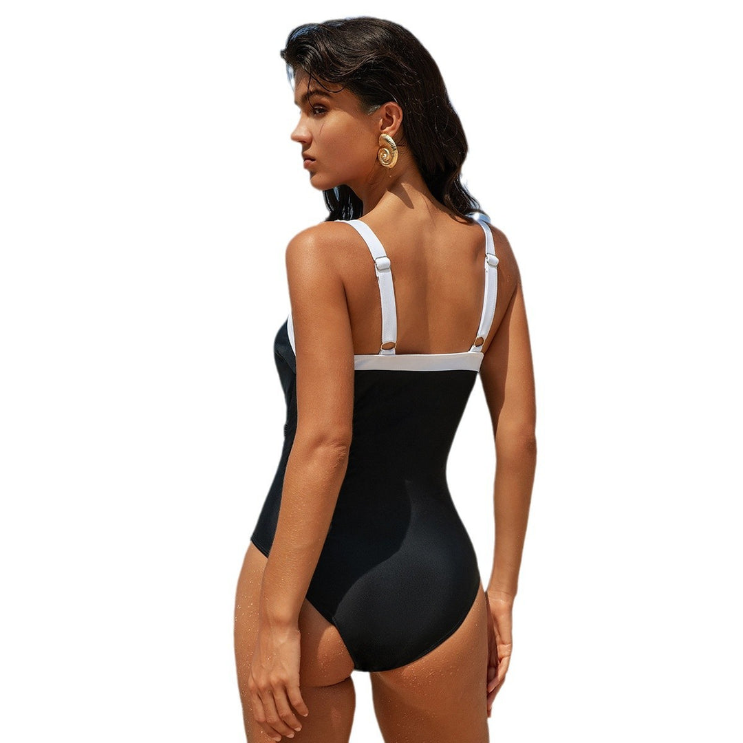 Dame one-piece badetøj med elegant rynkning og moderne V-udskæring Stilla