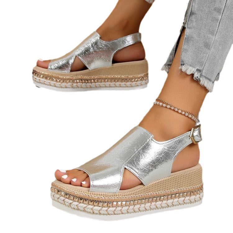 Dame Wedge-sandaler med modig metallisk overflade og behagelig plateau Stilla