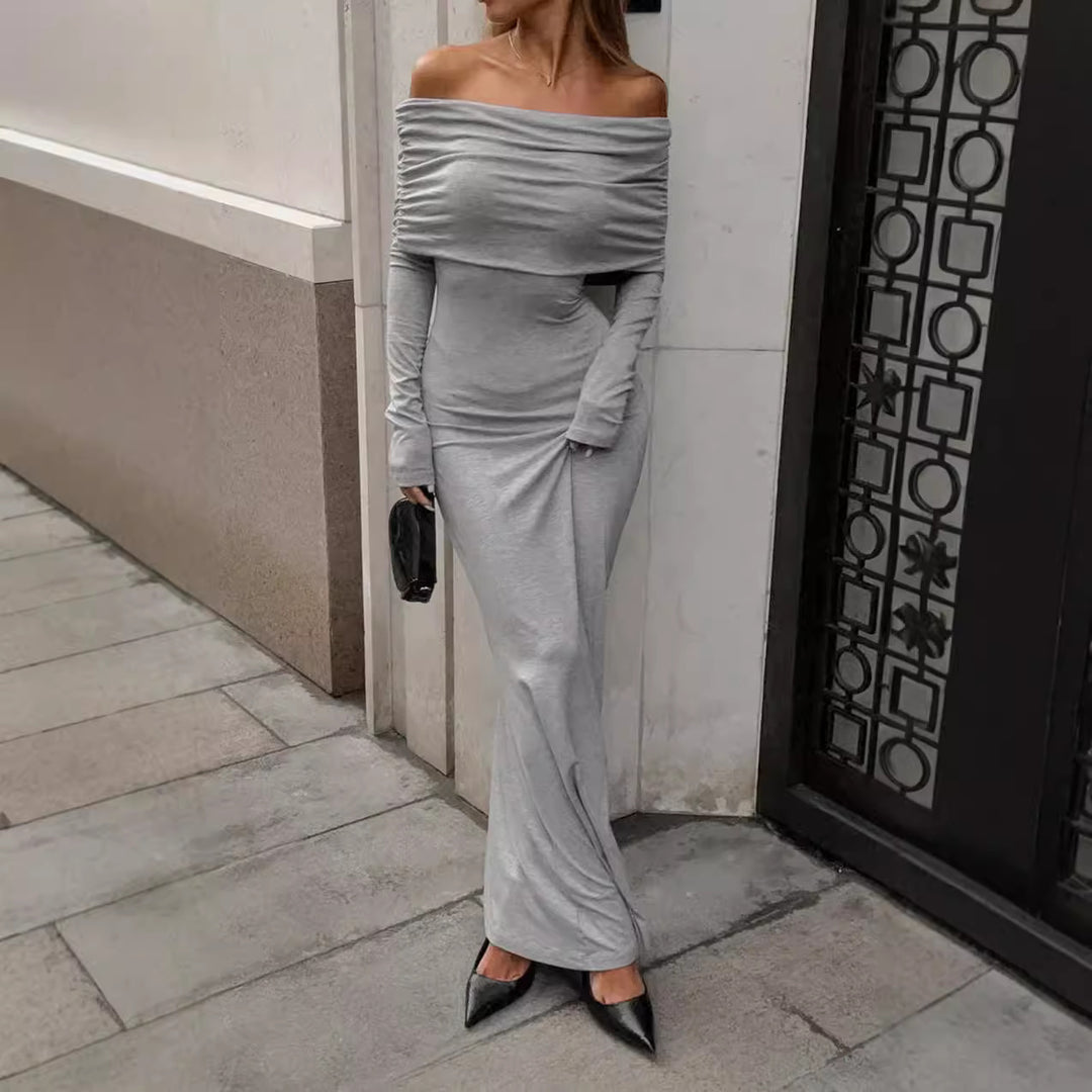 Dame maxikjole med off-shoulder design og voluminøse flæsedetaljer Stilla