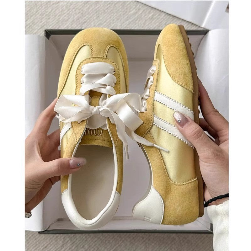 Dame Sneakers lavet af høj kvalitet ruskind med stilfulde satin snørebånd og skridsikker sål Stilla
