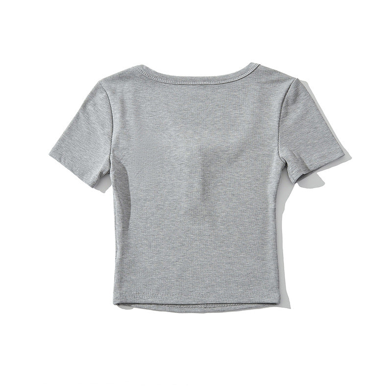 Dame cropped T-shirt med kvadratisk udskæring og knapdetaljer Stilla