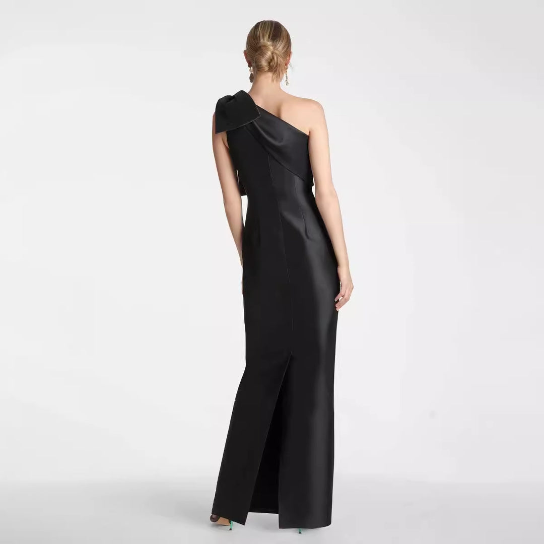 Dame elegant aftenkjole med asymmetrisk design og foldet skulderaccent Stilla