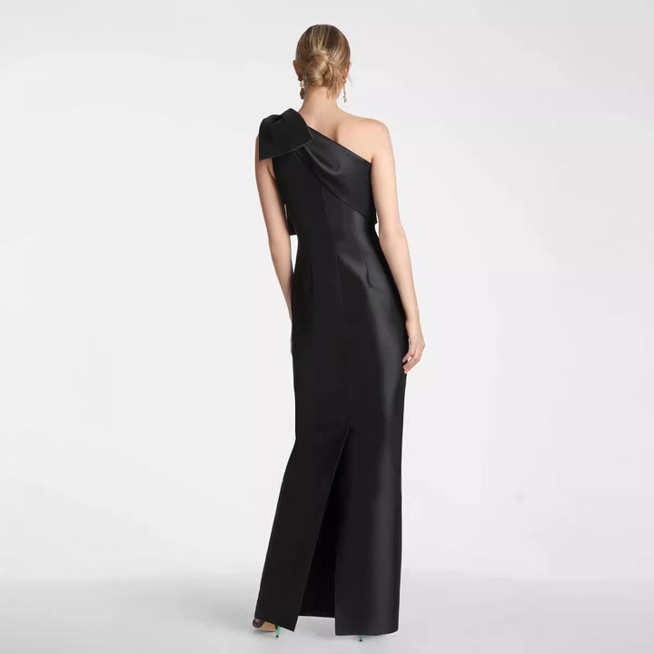 Dame elegant aftenkjole med asymmetrisk design og foldet skulderaccent Stilla