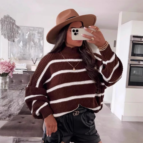 Kvinders let strikket sweater med moderne stribemønster og høj krave Stilla