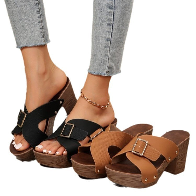 Dame modische Plateau-sandaler med brede remme og elegante accenter Stilla
