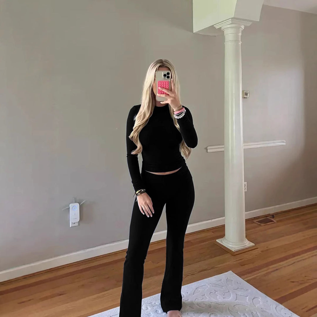 Dame figursyet strik-loungewear-sæt med udfoldede ben Stilla