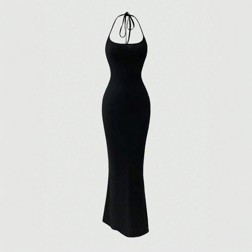 Kvindernes kropsnære maxi kjole med halterneck design og slim fit Stilla