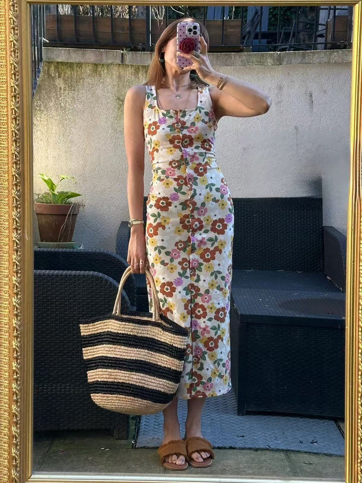 Dame maxikjole med blomstret print og feminine detaljer Stilla