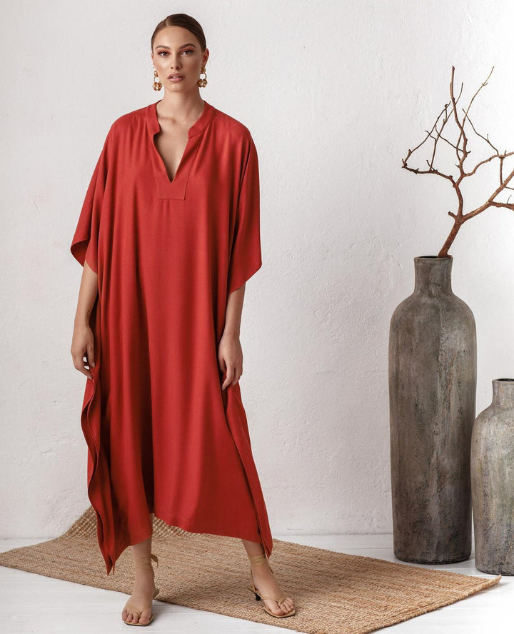 Dame kaftan-kjole med dyb V-udskæring og bredt skårne ærmer Stilla