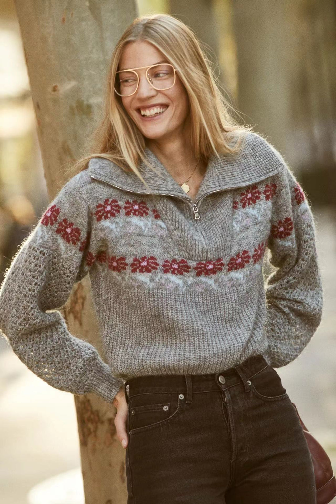 Dame strikpullover med moderne lynlås og floralt norsk design Stilla