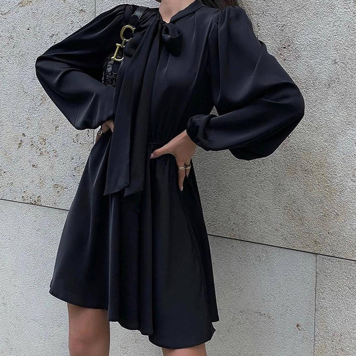 Dame Midi-kjole med elegant slipsdesign og blødt svajende kant Stilla