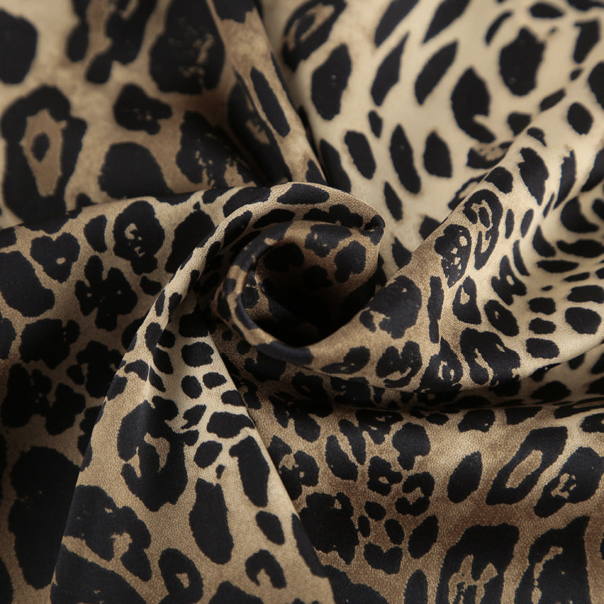 Dame miniskirt med elegant leopardmønster og figursyet snit Stilla