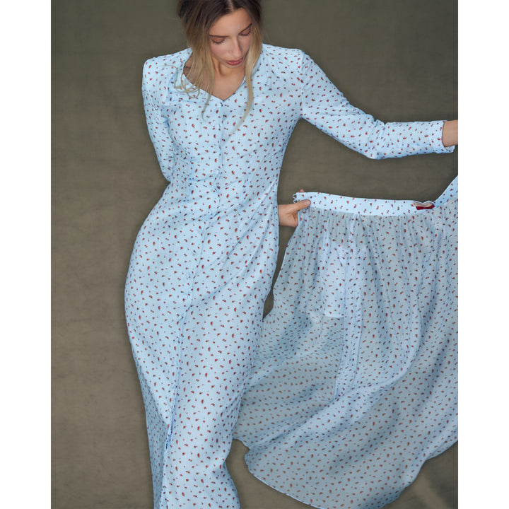 Kvinders Maxi Silhuet Kjole med Elegante Flæse Detaljer og Knaplukning Skovae
