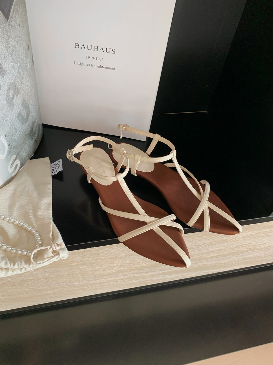 Kvinder flade sandaler med krydsende stropper og åben tåområde Stilla