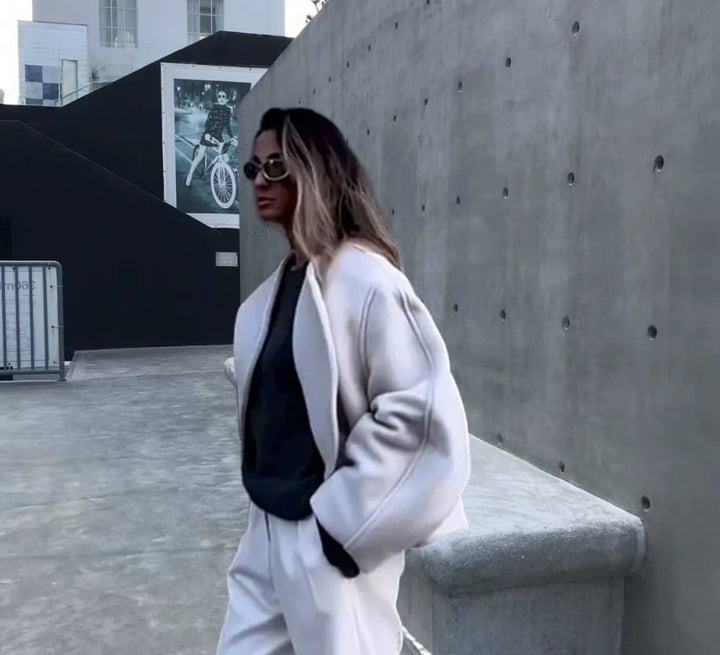 Dame oversized overgangsjakke i minimalistisk design med voluminøse ærmer og struktureret overmateriale Stilla