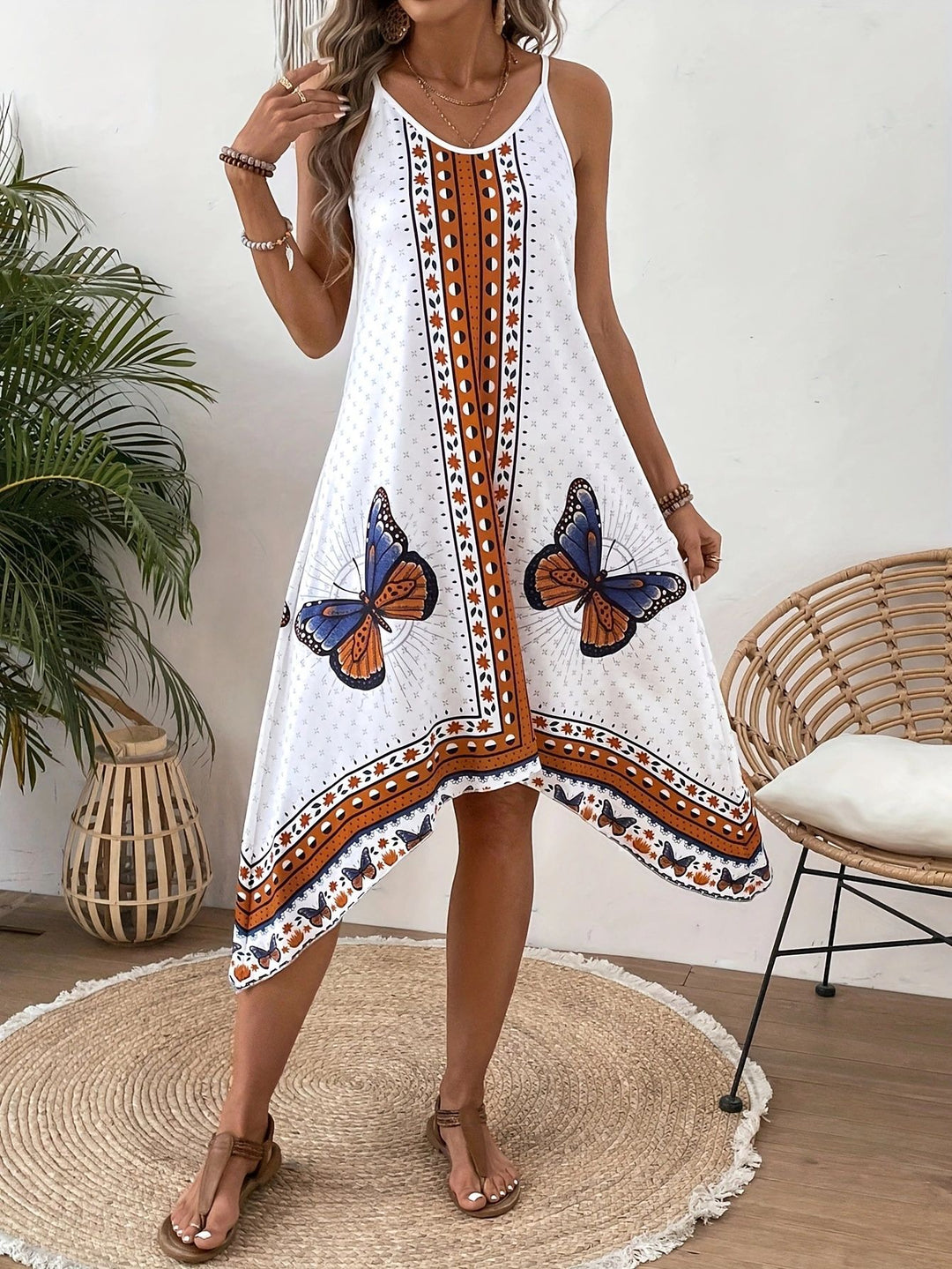 Dame Let sommerkjole med asymmetrisk design og florale accenter Stilla