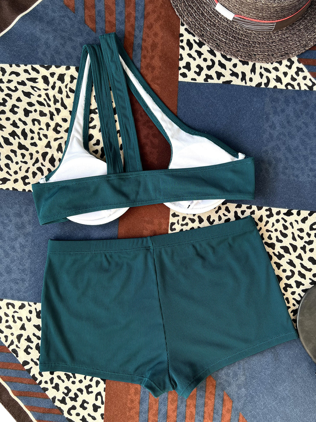 Dame højtaljet bikini med asymmetrisk top og støttende design Stilla