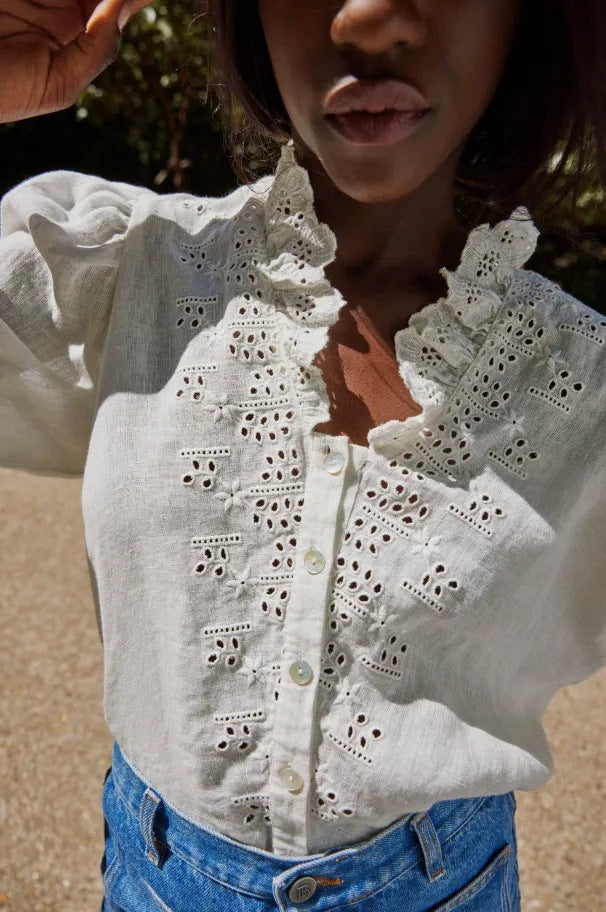 Damebluse med romantiske hulbroderier og dekorativt stående krave Stilla