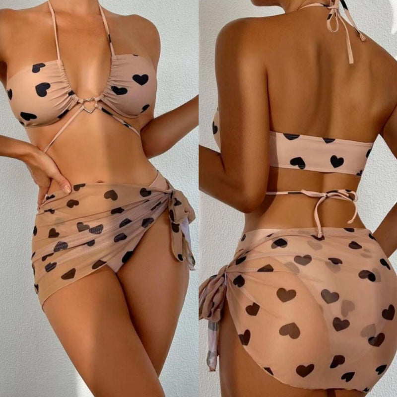 Dame bandeau-bikini med legesygt hjertermønster og luftig strandovertræk Stilla