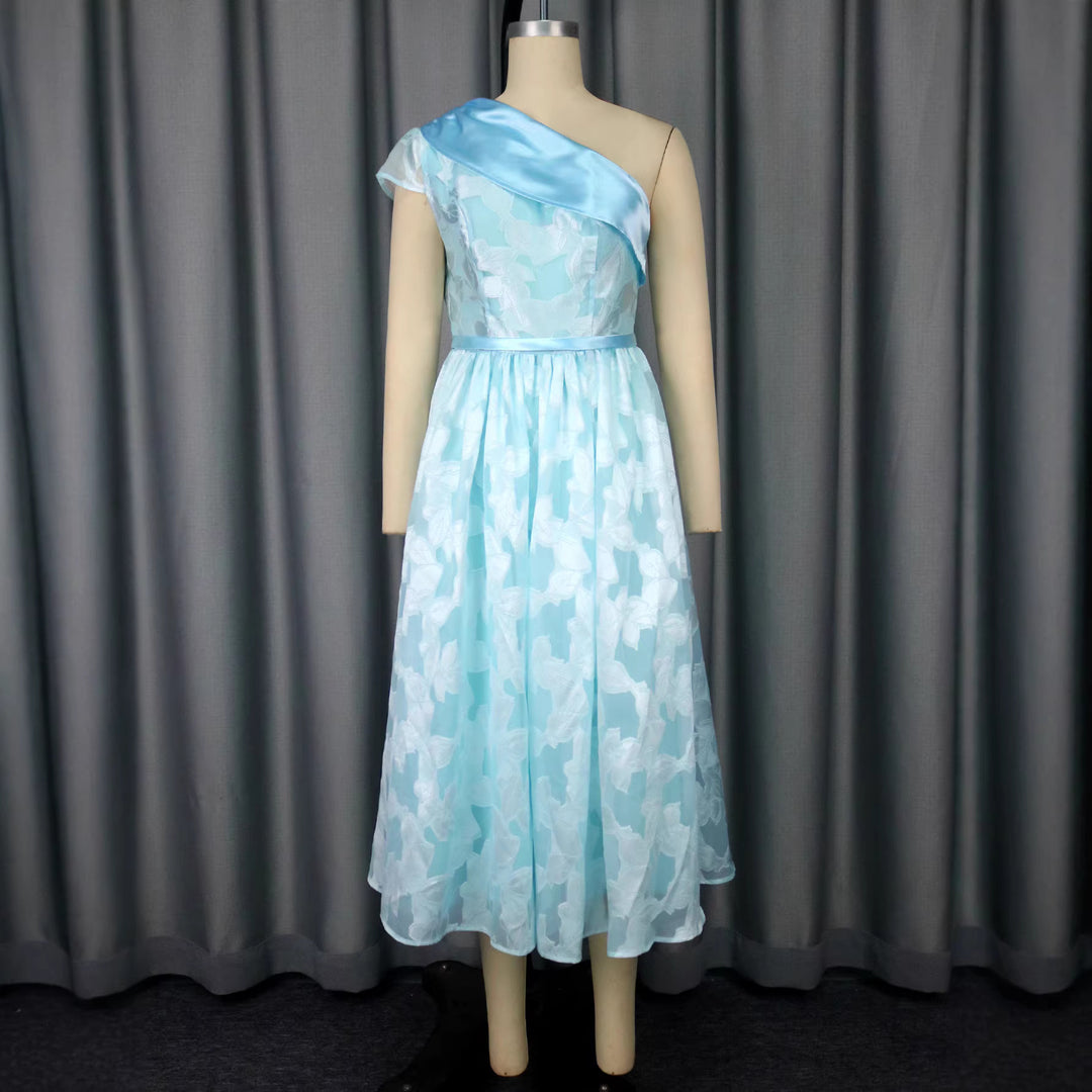 Dame Cocktailkjole med asymmetrisk design og florale accenter Skovae