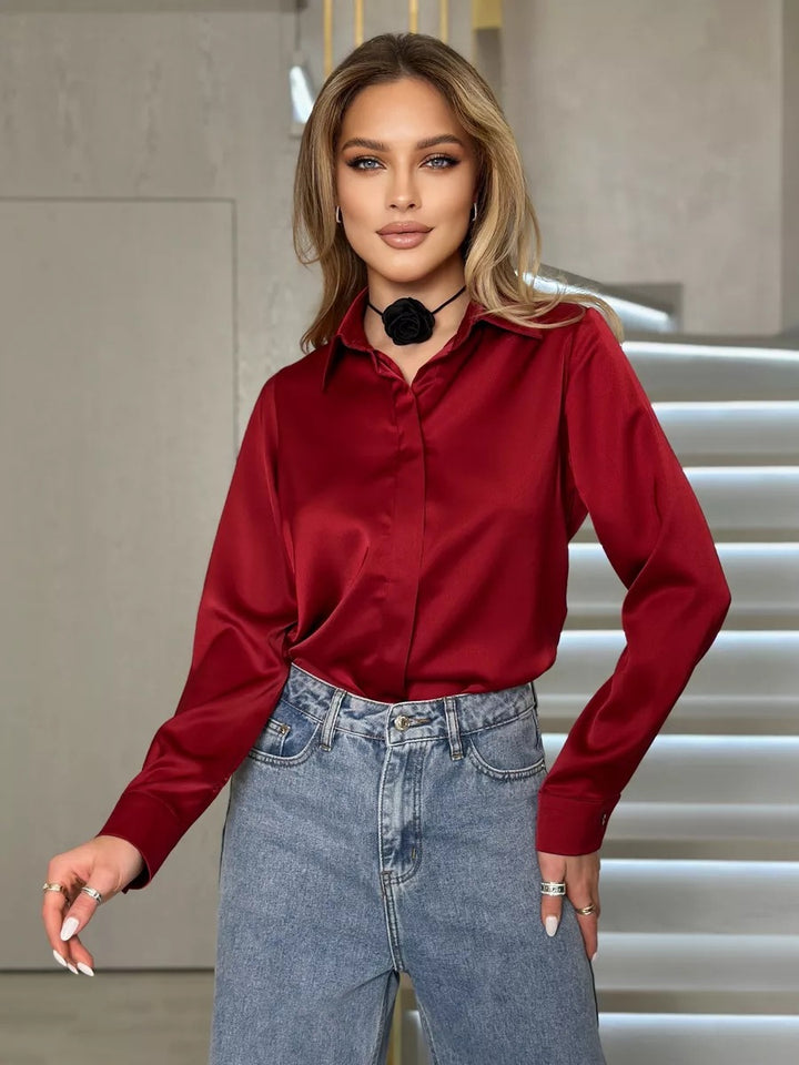 Dame elegant bluse med silkeagtigt finish og klassiske detaljer Stilla