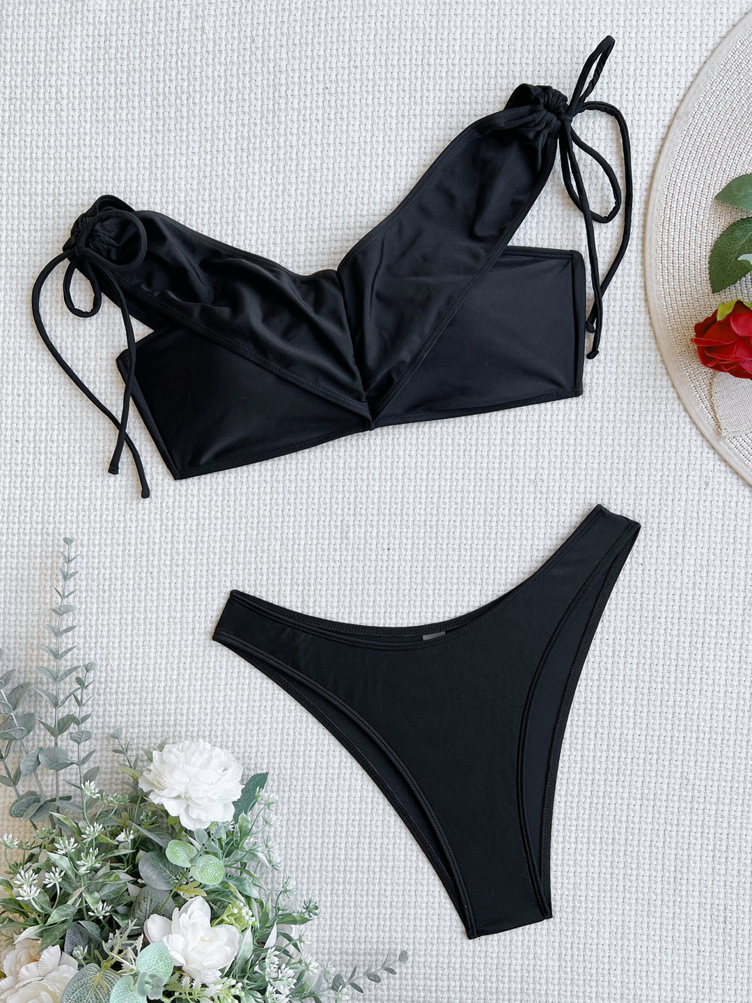 Dame bandeau-bikini med justerbare stropper og elegant twist-design Skovae
