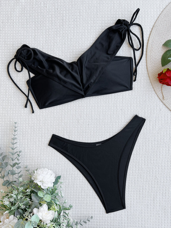 Dame bandeau-bikini med justerbare stropper og elegant twist-design Skovae