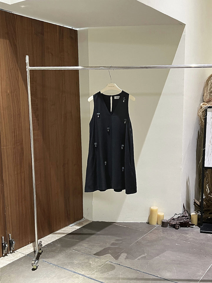 Dame ærmeløs top med kunstnerisk broderedesign og elegant V-udskæring Stilla