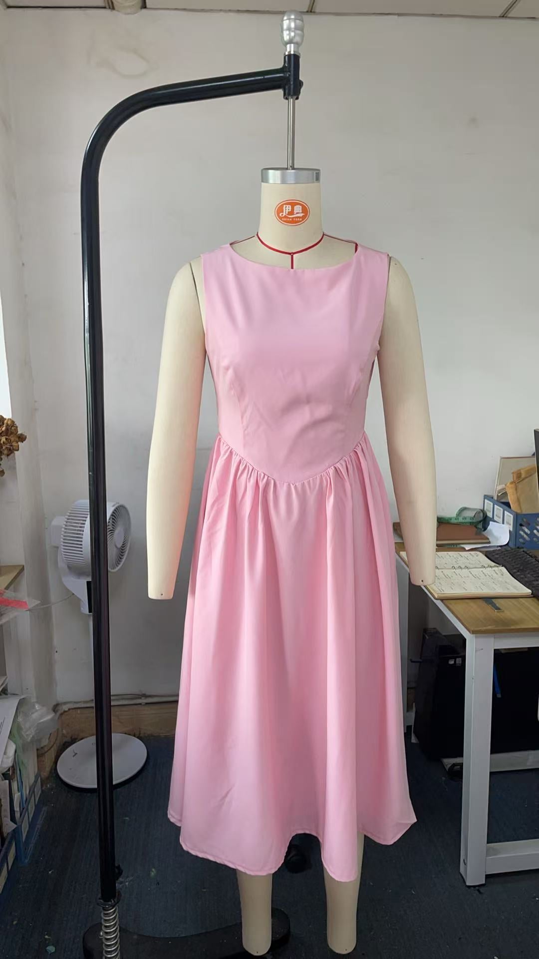 Damer Elegant Midi-kjole med tætsiddende overdel og svajende skørt Skovae