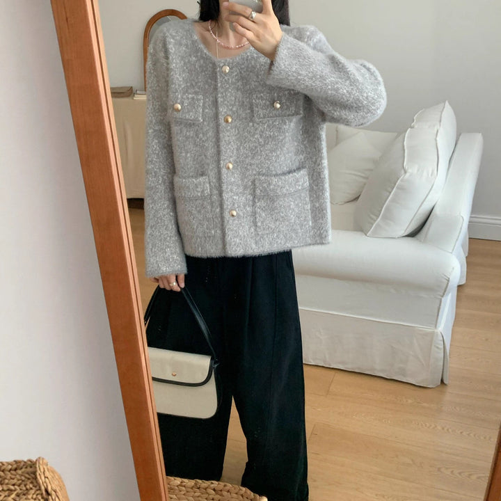 Kvinders hyggelige cardigan med knapdetalje og lomme på Stilla