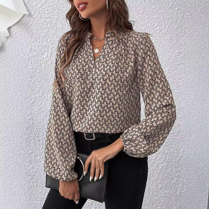 Damebluse med moderne geometrisk mønster og elegant kraveparti Stilla