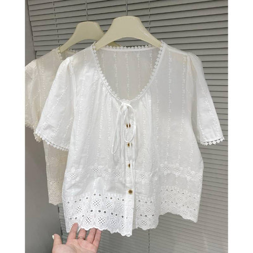 Dame broderet bluse med korte ærmer og binde-krave-detail Stilla