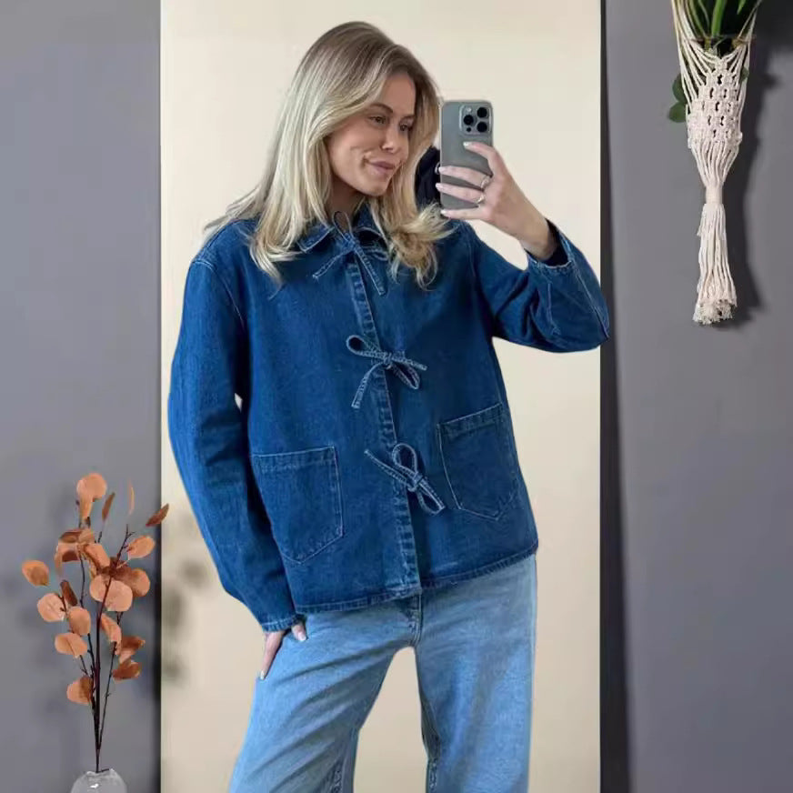 Dame denim jakke med dekorative sløjfer og praktiske lommer