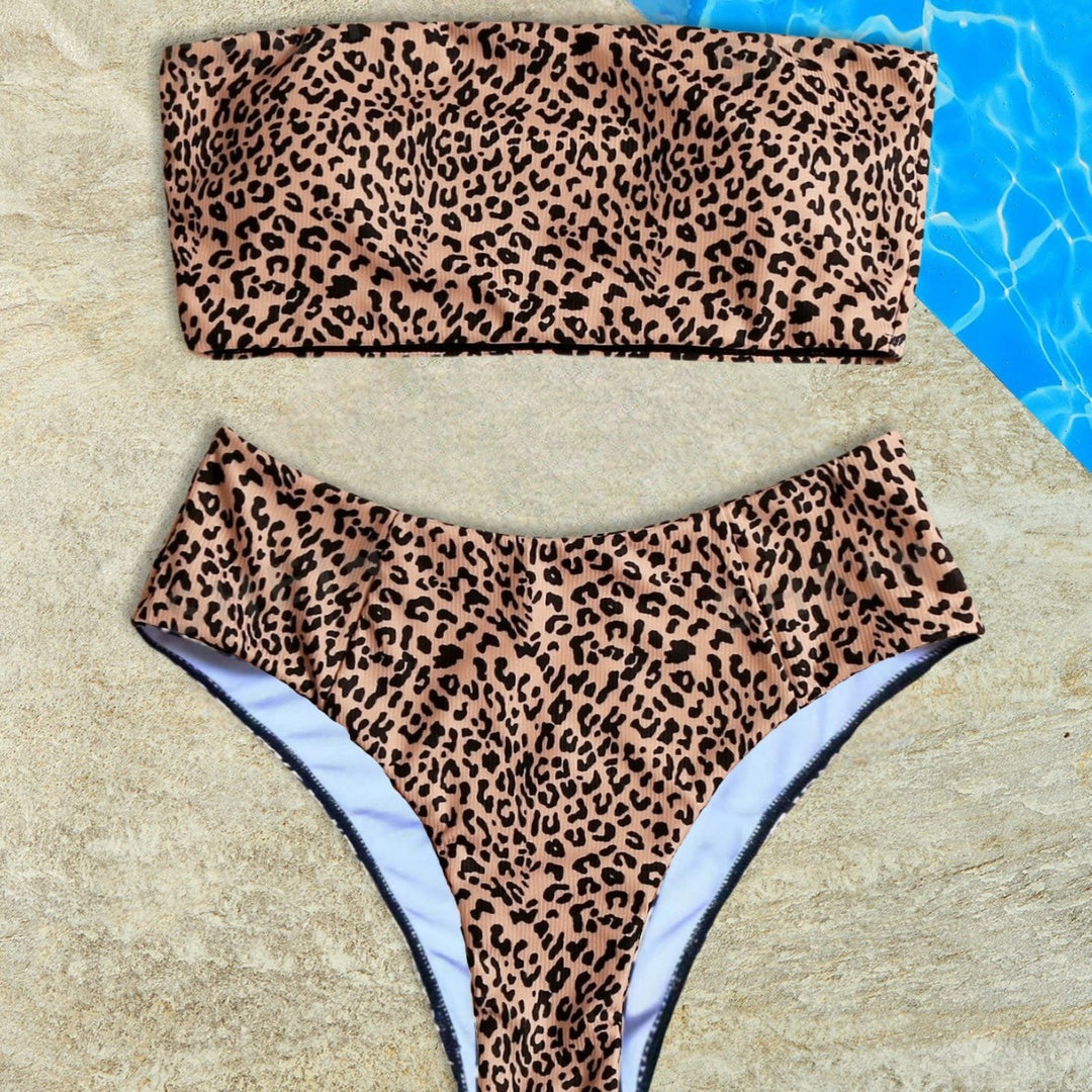 Dame Bandeau-bikini med moderigtigt leopardmønster og elegant snit Stilla