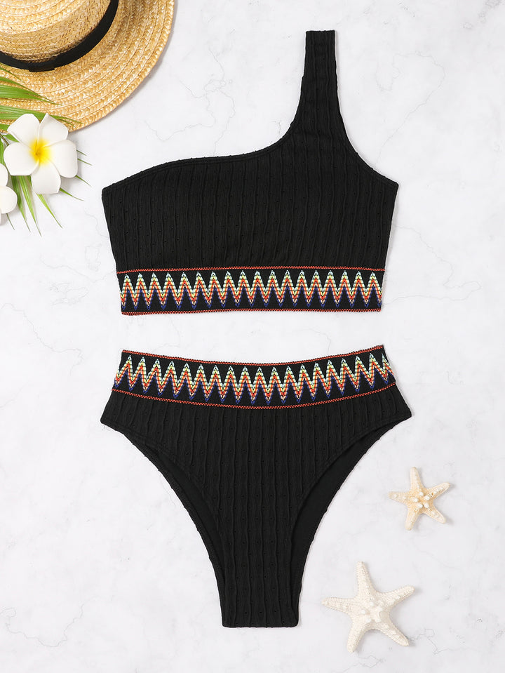 Dame Høj kvalitets Bikini-sæt med asymmetrisk top og farverig broderedesign Stilla