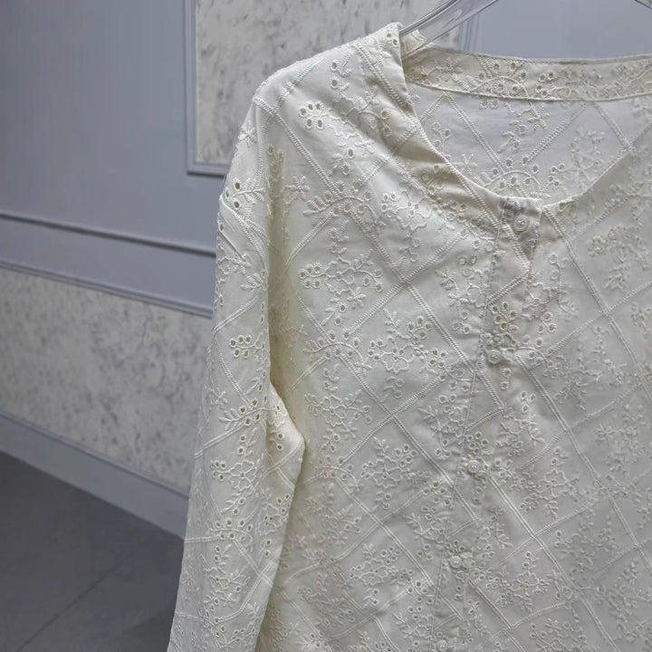 Dame Spids Bluse med fine Hulmønstre og elegante Puffærmer Stilla