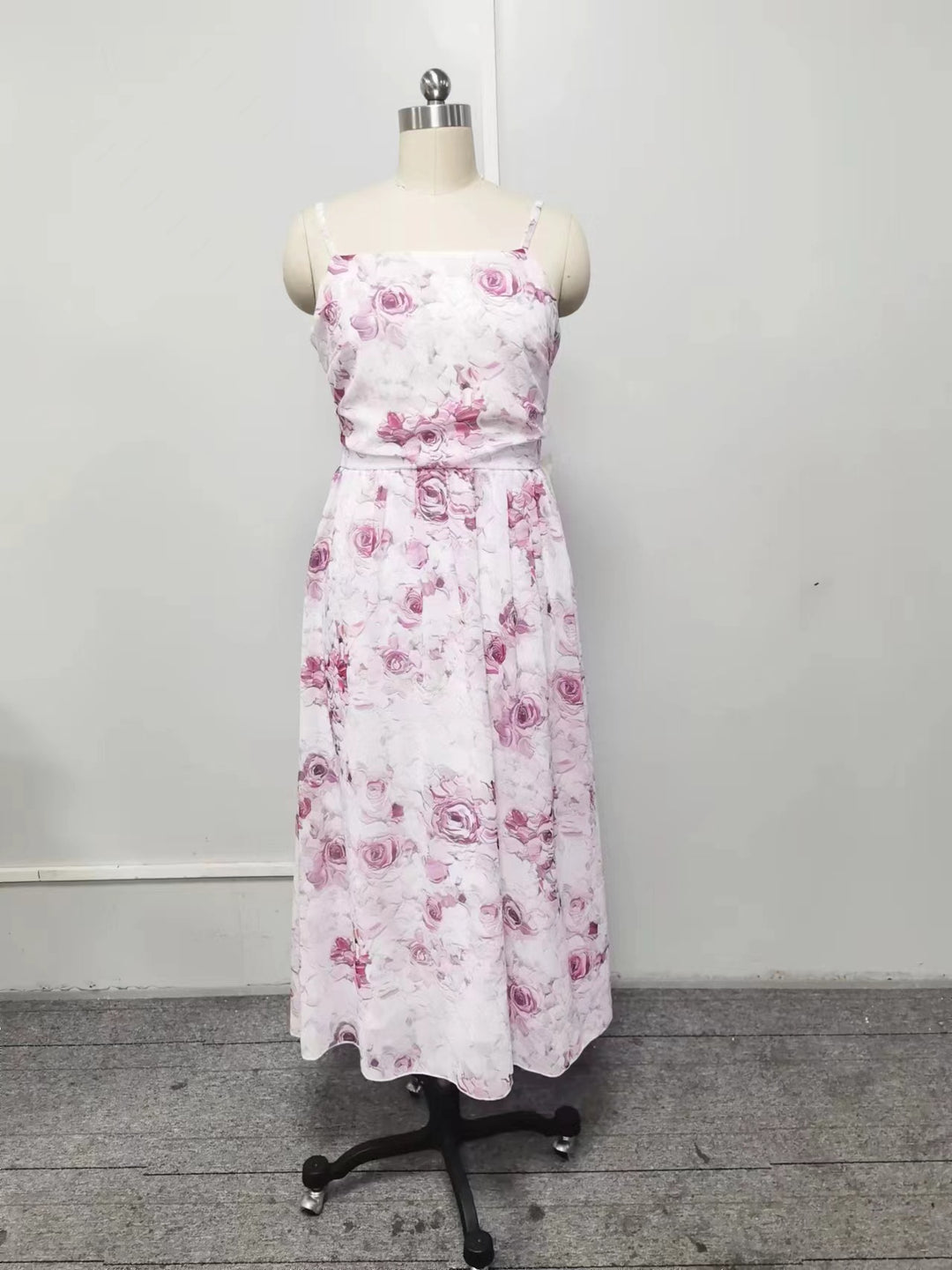 Dame midi-kjole med elegant chiffon og blomsterapplikationer Stilla