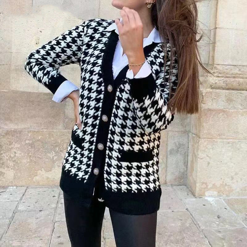 Kvindernes fashionable strikkede cardigan med stilfuldt houndstooth mønster og store knapper Stilla