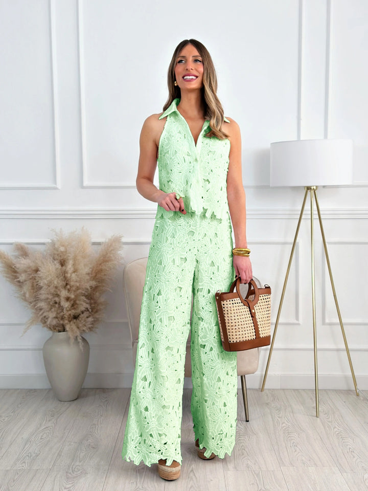 Dame Jumpsuit med blomsteragtigt hulmønster og elegant kraveform Stilla