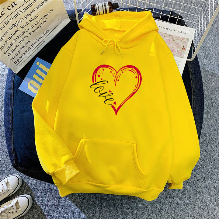 Kvinders hoodie med kreativ hjerteprint og blød indvendig foring Skovae